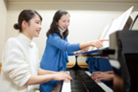 共立女子大学 【児童学科】音楽基礎・音楽表現ではクラス授業で知識をグループレッスンで技術を学びます。学生のレベルに合わせ指導しています