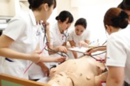 共立女子大学 実習では、模擬患者による実技テストなどの最新の教育システムを導入。2023年4月に最新の「看護シミュレーションルーム」を開設