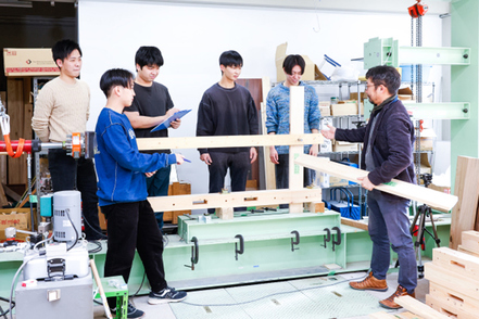 大阪産業大学 低環境負荷・循環型資源として注目されている木材・木質材料を構造物で活用するための研究・開発を行っています。