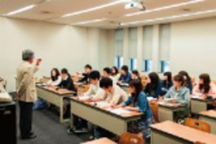 早稲田大学 4年間を通して少人数での質の高い授業を受けられることが、早稲田大学法学部の大きな魅力です