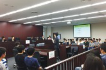 早稲田大学 弁護士を招いての模擬裁判の様子（8号館法廷教室）
