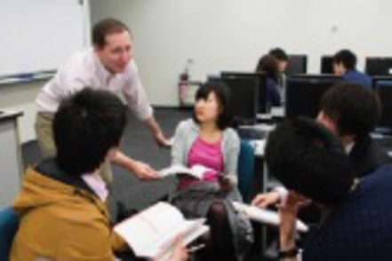 早稲田大学 グローバル社会で活躍できる人材を育成するため、外国語教育も充実させています