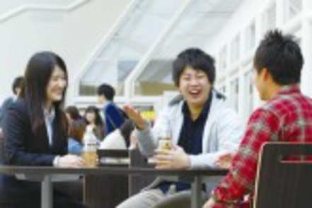 早稲田大学 戸山キャンパスには、学生会館があり、サークル活動を通じた他学部の学生との交流も盛んです