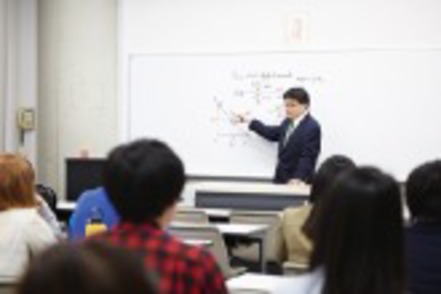 早稲田大学 一般プログラムの学生も英語学位プログラムの授業を受講することが可能です