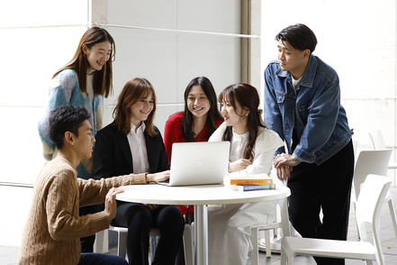 早稲田大学 約50カ国・地域から学生と教員が集まり、多様な文化や考えに接する機会が溢れています