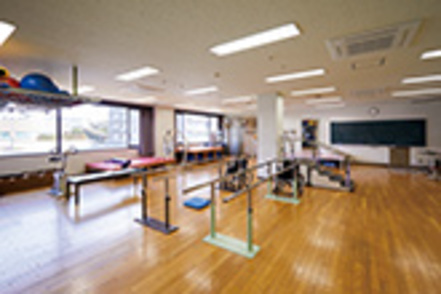 大阪行岡医療大学 実際のリハビリ現場に即した最新の学習環境を整備。日々の実習がプロのトレーニングに直結する
