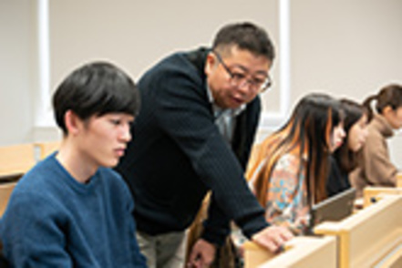 獨協大学 ゼミナールは教員と学生の距離が近く、卒業生との密接な交流をはかれるのも獨協大学ならでは。
