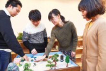 東京福祉大学 箱庭を使った心理学実習室での心理演習。どんな箱庭を作ったかで心理状態を把握するなどの実験を行います