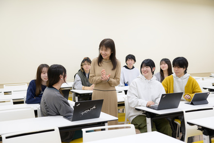 東京未来大学 心理、経営、教育の3領域を学べるのが魅力。3・4年次のゼミはアットホームな雰囲気の中、研究を深めることができます