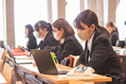 東京未来大学 1年次の夏休みに学年全員で参加する「インターンシップ1日体験プログラム」