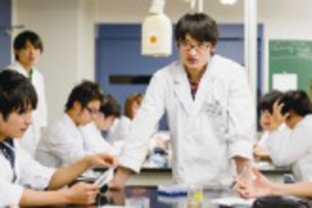 明治大学 それぞれの学科に応じた実験・実習を、1年次よりカリキュラムに組み入れています。