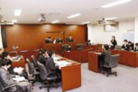 明治大学 模擬法廷(法廷教室)がキャンパス内に設置されており、模擬裁判やディベート等に利用されます。