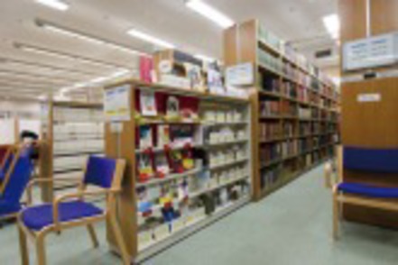 二松学舎大学 九段キャンパス1号館の地下にある附属図書館には、およそ21万冊の図書資料が収められています