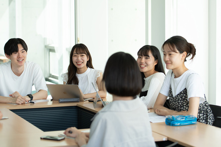 武蔵大学 社会学部の学生全員が4年間ゼミを履修。1年次の基礎ゼミから丁寧に学びを深めることで論理的な思考力や集中力を養います。