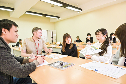 明海大学 ネイティブスピーカーによる少人数授業。外国人教員との交流の機会も豊富。