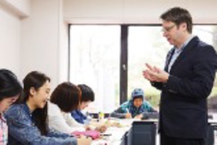 大阪経済法科大学 ２年次以降は多彩な専門科目を学修し、世界で活躍できる人材を育成します。