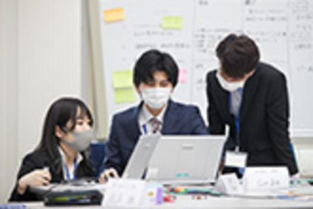 大阪国際大学 「パナソニックビジネスリーダー養成プログラム」では、マーケティングなどの体験を通して企業経営を学びます。