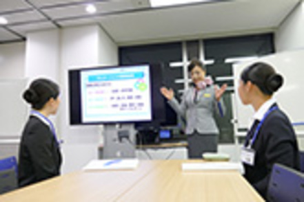 大阪国際大学 航空業界を目指す学生のためにANAエアラインスクールと連携し、社会人基礎力の向上も含めた就職支援プログラムがあります。