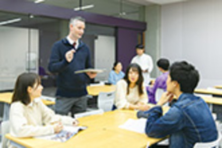 関西外国語大学 約170名のネイティブの教員が在籍。外国人留学生も例年約960人を受け入れ、国内にいながら本格的な国際交流を体感できます
