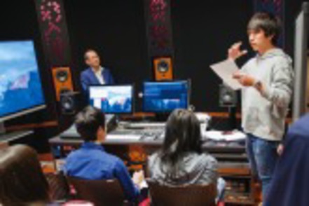 関西大学 音楽メディア研究プログラムでは、音響スタジオを使用し、演習を行っています