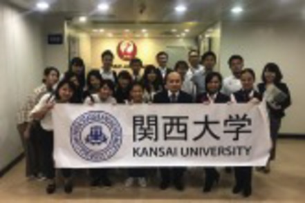 関西大学 グローバル社会において活躍できる人材の養成を目指し、海外で研修を実施するゼミもあります