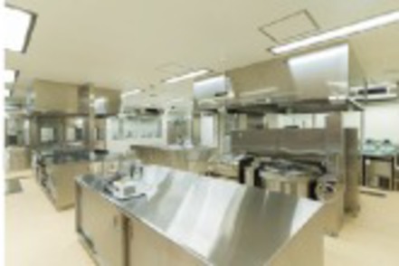 摂南大学 最新の調理機器で、約100食分の給食提供を実践的に学ぶことができる「給食経営管理実習室」