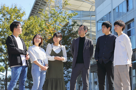 北九州市立大学 キャンパス内の研究所では国の大型プロジェクト等、次世代産業の創出・高度化を牽引する最先端の研究開発を進めています。