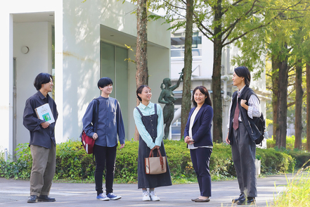 北九州市立大学 人間関係学科は心理学、社会学、人間関係に関わる学問を学び、多彩な視点から人間の健康的な生活のあり方を探求します。
