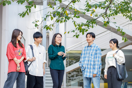 北九州市立大学 入学後は経済学科・経営情報学科の基礎科目履修ができ、経済のすべてを学べるカリキュラムになっています。