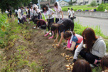 山形県立米沢栄養大学 「山形の食」に関する授業では、地元の方々と一緒に、実習畑で植え付けや収穫作業を行います