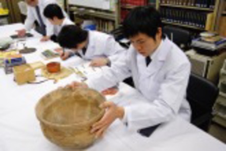 皇學館大学 本学附属の神道博物館では、学芸員資格取得のため、資料の収集、保存、活用法を学ぶとともに取扱い方法などを実習で体験します