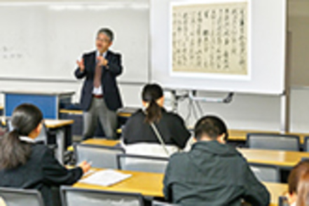 佛教大学 史料の扱い方や解釈の視点などを指導教員が少人数クラスで一人ひとりにきめ細かく指導
