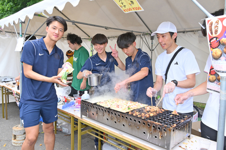 札幌大学 大学祭実行委員会の学生が企画・運営を行う大学祭は、今年4年ぶりの対面開催となり、町内会の方々やゼミの出店で大盛況でした！