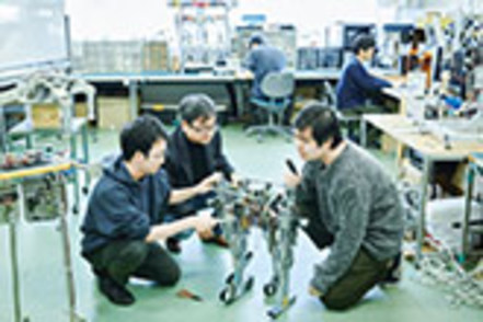 大阪電気通信大学 社会問題の解決に役立つロボットを研究開発。
