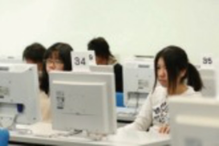 国士舘大学 学内の図書館・情報メディアセンターに設置されたパソコンを活用できます