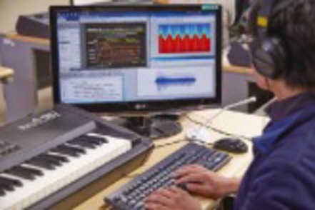 東京工科大学 ディジタル音響システムを使って、音楽制作の演習に打ち込めるサウンドルーム