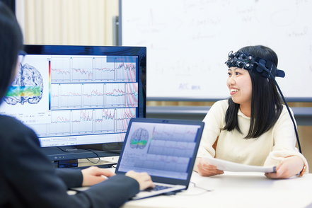 甲南女子大学 【先進的】脳血流を測定し、人の感覚や知覚などの仕組みを科学的に実証する授業もあります。