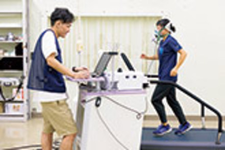 京都産業大学 各種測定装置を活用し、データを収集・分析。健康・スポーツを科学的に探究する