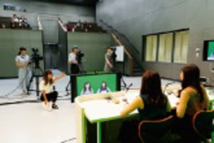 金城学院大学 地方テレビ局と同等の機材を備えたスタジオであらゆる映像制作に取り組み、情報発信能力を養います