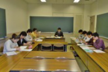 関西学院大学 ゼミは少人数制で行われ、学生の研究を教員がサポートします