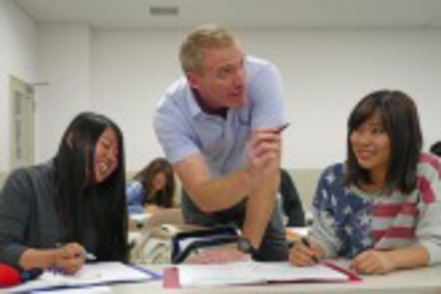 関西学院大学 ECの授業中は、指示も受け答えもすべて英語のみ。読み書きだけでなく、英語で思考し、質疑応答します