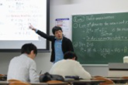 中京大学 『統計学の基礎』では、表やグラフに関して、平均・分散・相関などの実例を用いながら学びます
