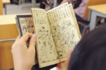 中京大学 日本文学科では、『図書の世界』の授業で、和装本に関する知識の修得に加え、製本作業も体験します