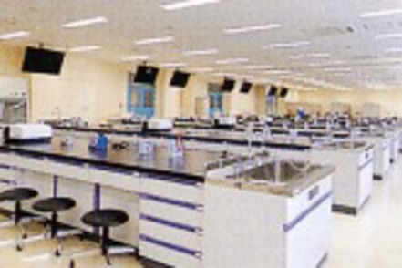 立命館大学 120名収容可能な実験実習室。生化学、微生物学、薬理学などの実験実習を行います