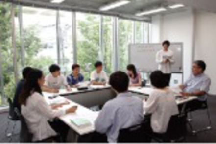 日本大学 「基礎ゼミ」では危機管理の研究方法や研究テーマを見つけます。