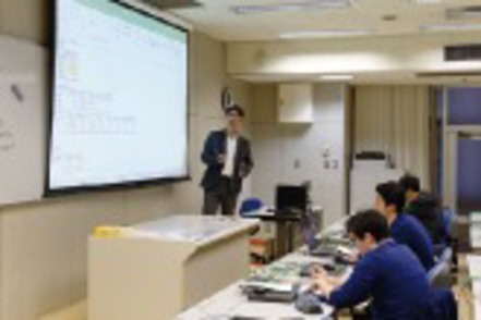 日本大学 計量経済学の授業。経済データの分析に統計的・数学的方法を応用する計量経済学の基礎について学びます。