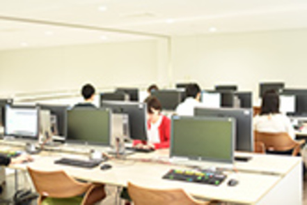 日本大学 図書館内のメディアルームでは、officeなどを搭載したパソコンが利用でき、レポート・資料作成や論文執筆が行えます。