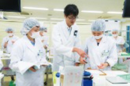 日本大学 4年次のプレ実務実習では、大学内で病院や薬局の薬剤師業務として必要な基本的な知識と技能・態度を身に付けます。