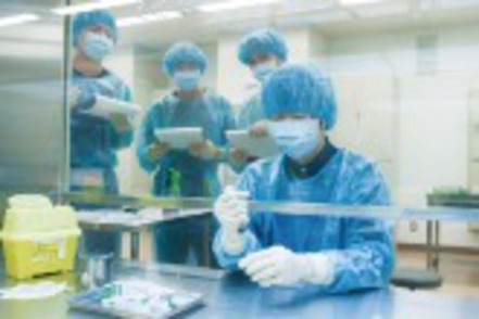 日本大学 無菌調剤実習では、無菌的な環境内で、注射剤から薬液を吸い上げ、点滴バッグに薬液を注入する技能を学びます。