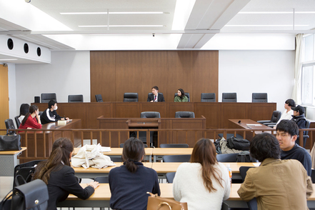 國學院大學 法廷教室を使って模擬裁判形式のディベートを行う演習科目は、実際の裁判さながらの雰囲気です。
